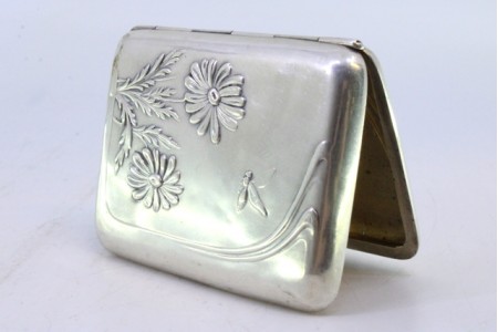 Cigarreira em prata com motivos florais relevados ao estilo Arte Nova e interior dourado.