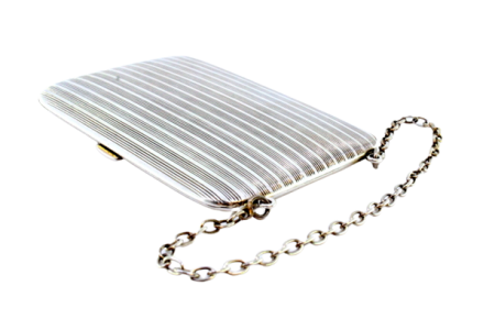 Cartoneira em prata guilhochada ao alto com interior dourado e dois suportes para cartões de visita.