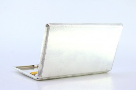 Cigarreira em prata guilhochada com fita interior para cigarros e tampa basculante.