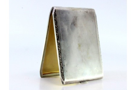  Cigarreira em prata fosca com frisos relevados, interior dourado e tampa basculante.