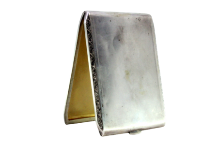  Cigarreira em prata fosca com frisos relevados, interior dourado e tampa basculante.