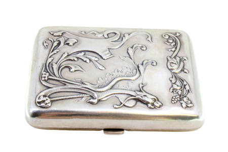  Cigarreira em prata relevada ao estilo Arte Nova com interior dourado e mola na tampa.