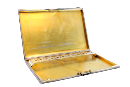 Cigarreira em ouro e prata de três tons com o interior dourado e suporte para cigarros recortado.