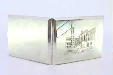 Cigarreira em prata com Universidade de Coimbra em relevo com cartela para monograma, interior dourado e tampa basculante.