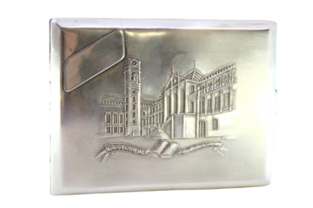 Cigarreira em prata com Universidade de Coimbra em relevo com cartela para monograma, interior dourado e tampa basculante.