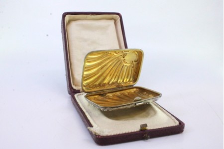 Cigarreira em prata com relevos ao estilo Arte Nova envolvendo cartela para monograma e interior dourado.