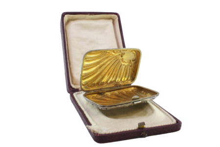 Cigarreira em prata com relevos ao estilo Arte Nova envolvendo cartela para monograma e interior dourado.
