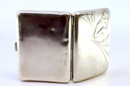 Cigarreira em prata revelada com figura de jovem dama na tampa ao estilo Arte Nova e interior dourado.
