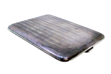 Cigarreira em prata com bandas guilhochadas ao longo com tampa basculante e interior dourado.