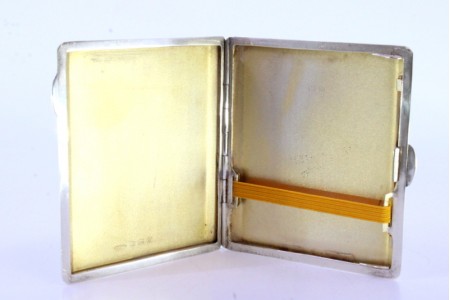 Cigarreira em prata guilhochada com cartela para monograma e interior dourado.