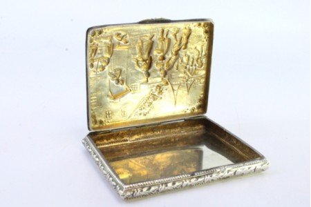 Tabaqueira de prata relevada com cenas do quatidiano e interior em dourado.