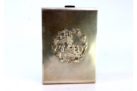 Cigarreira em prata com torre de Belém em relevo revelado na tampa