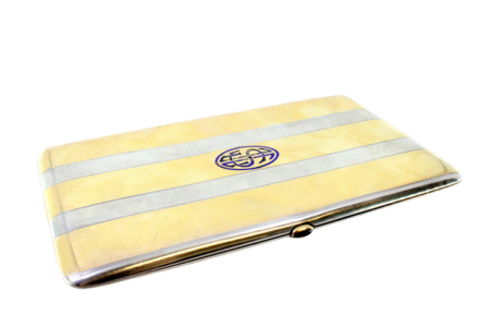 Cigarreira em prata e ouro com bandas ao alto com cartela para monograma, interior dourado e cabochão no fecho de abrir.