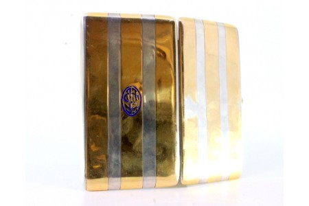 Cigarreira em prata e ouro com bandas ao alto com cartela para monograma, interior dourado e cabochão no fecho de abrir.