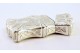 Cigarreira em prata com relevos botão para abertura de tampa basculante