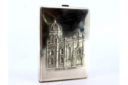 Cigarreira em prata com relevos alusivos ao Mosteiro dos Jerónimos com interior dourado e tampa basculante de mola.