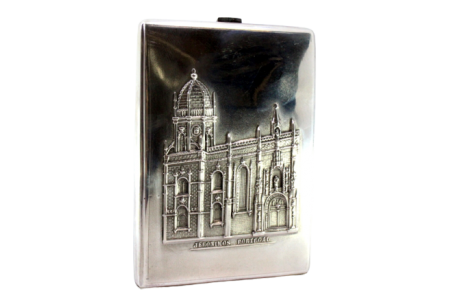 Cigarreira em prata com relevos alusivos ao Mosteiro dos Jerónimos com interior dourado e tampa basculante de mola.