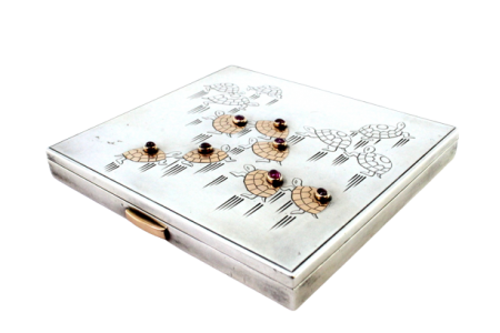 Caixa de toillete em prata com frisos ao alto e tampa basculante lisa