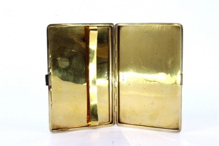 Cigarreira em prata com frisos canelados ao alto, interior dourado, suporte dos cigarros com mola basculante.