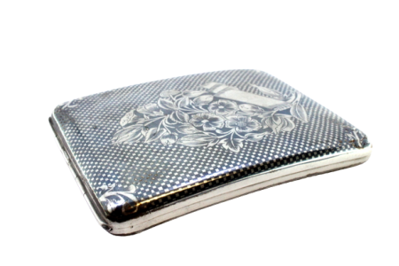 Cigarreira em prata nielada com flores e tampa basculante.