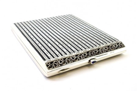 Cigarreira em prata nielada com bandas ao longo, gravados e vazada com recortes 