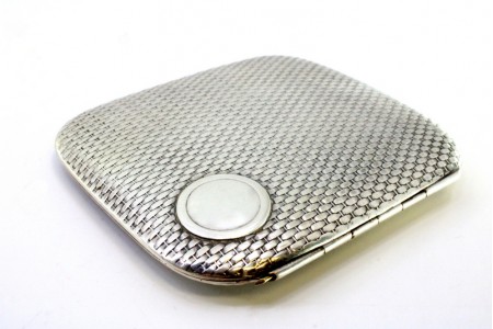 Cigarreira em prata com relevos encanastrados envolvendo cartela para monograma 