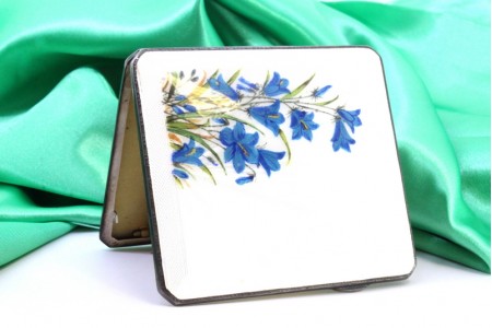 Cigarreira em prata guilhochada com tampa basculante esmaltada com flores azuis.