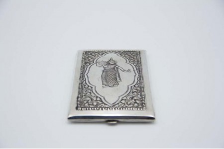 Cigarreira em prata com Deusa Hindu relevada e envolvida por moldura frisada 