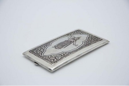 Cigarreira em prata com Deusa Hindu relevada e envolvida por moldura frisada 