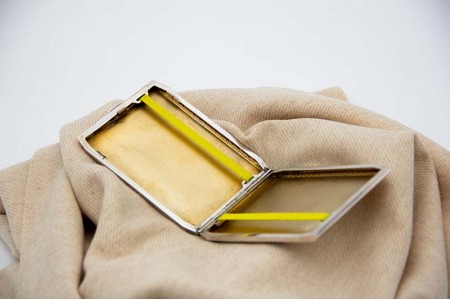 Cigarreira em prata escovada com frisos laterais e interior em dourado.