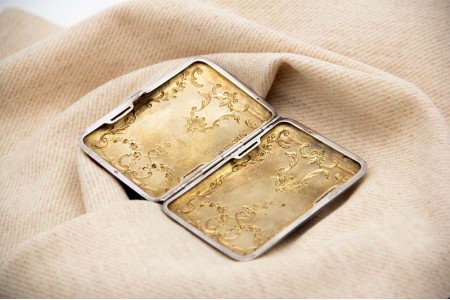 Cigarreira em prata com laços, grinaldas relevadas e tampa basculante.