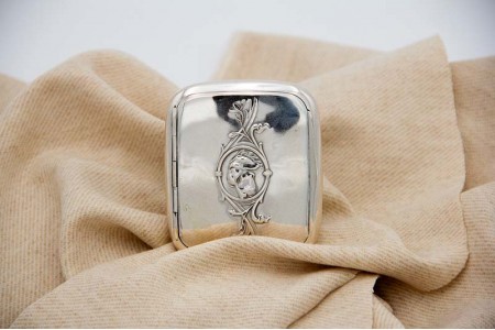 Tabaqueira de prata ao estilo Arte Nova com cabeça de cão em alto relevo 