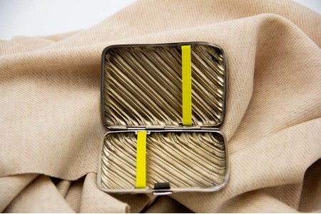 Cigarreira de prata com relevos canelados em diagonal, tampa basculante com mola