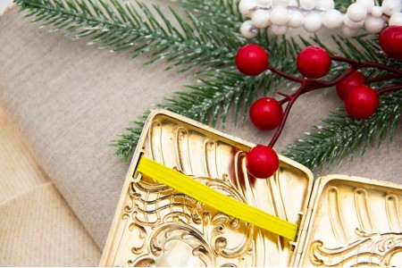 Cigarreira de prata em formato curvo, grinaldas gravadas envolvendo cartela 