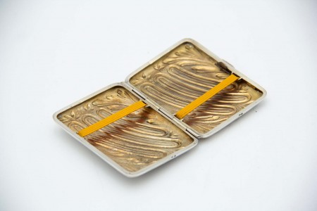 Cigarreira de prata em forma retangular com motivos florais