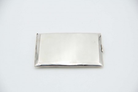 Cigarreira de prata escovada de formato retangular