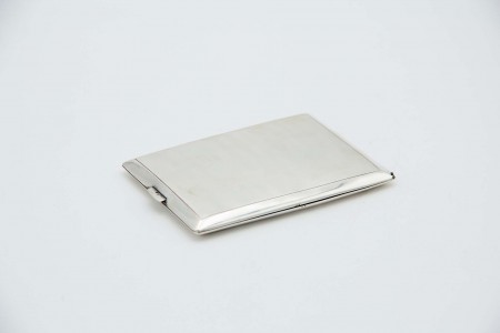 Cigarreira de prata escovada de formato retangular