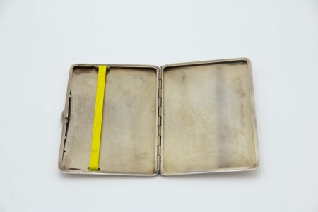 Cigarreira retangular em prata lisa com tampa basculante