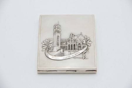 Cigarreira de prata fosca de formato retangular