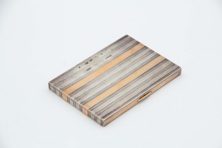  Cigarreira de ouro e prata com bandas relevadas