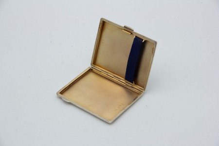 Cigarreira retangular em prata guilhochada com bandas ao alto e interior dourado