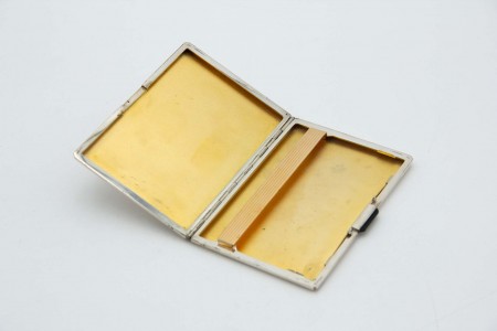 Cigarreira em prata guilhochada com interior dourado