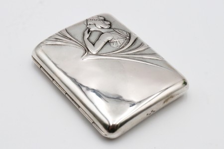 Cigarreira de prata com gravura em alto relevo e interior ao estilo Arte Nova