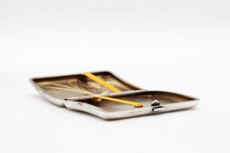 Cigarreira de prata com gravura em alto relevo e interior ao estilo Arte Nova