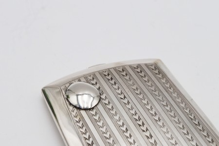 Cigarreira em prata com gravados ao longo e cartela para monograma na tampa