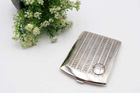 Cigarreira em prata com gravados ao longo e cartela para monograma na tampa