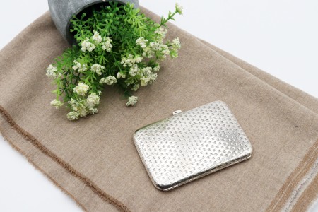 Cigarreira em prata com relevos encanastrados e tampa de mola