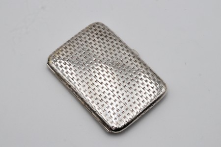 Cigarreira em prata com relevos encanastrados e tampa de mola