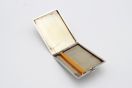 Cigarreira em prata fosca com friso na envolvência e tampa com mola