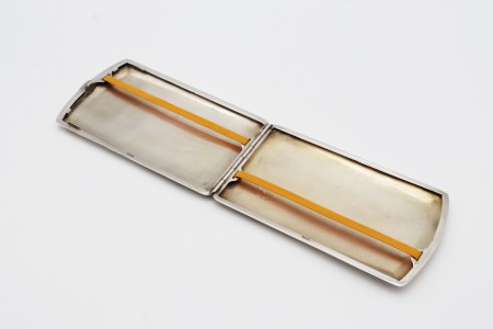 Cigarreira em prata lisa com formato rectangular e sistema de abertura de mola